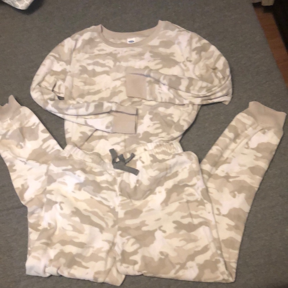 Old navy dessert camo print fleece top and bottom size L (10-12)